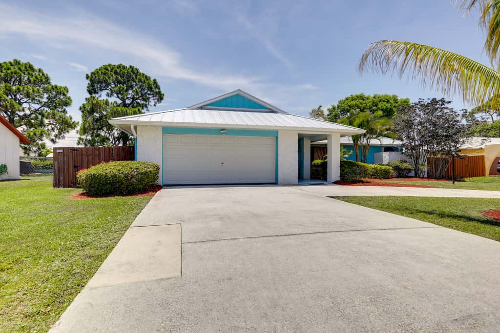 Private Pool & Yard: Family Home in Port St Lucie