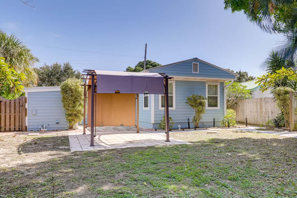 3 Mi to Jensen Beach: Pet-Friendly Getaway w/ Yard