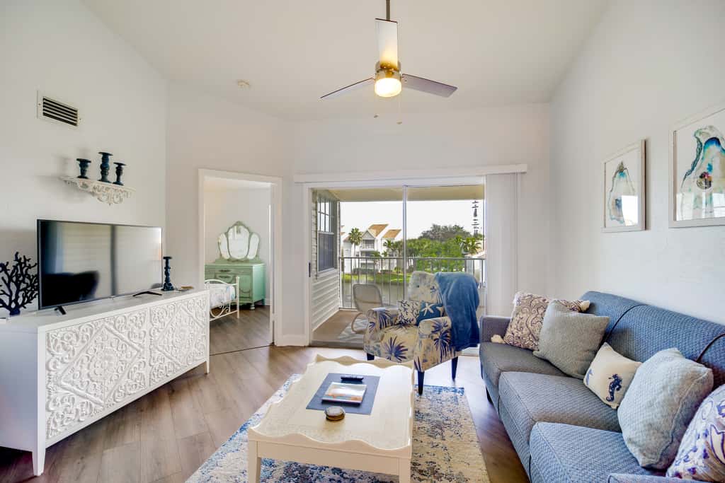 Walk to Canova Beach Park: Couple's Coastal Condo