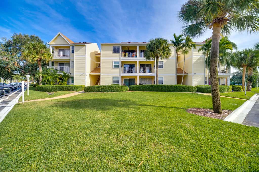 Walk to Canova Beach Park: Couple's Coastal Condo