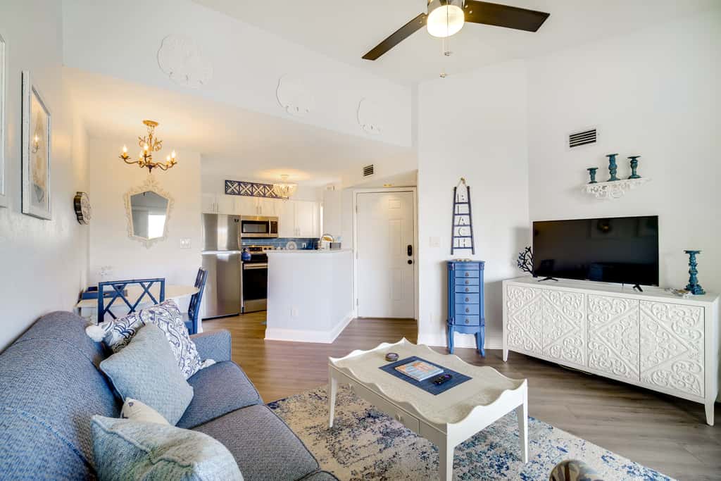 Walk to Canova Beach Park: Couple's Coastal Condo