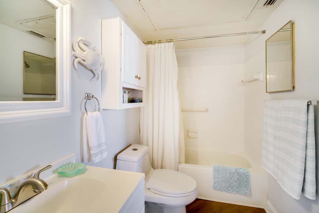 Walk to Canova Beach Park: Couple's Coastal Condo