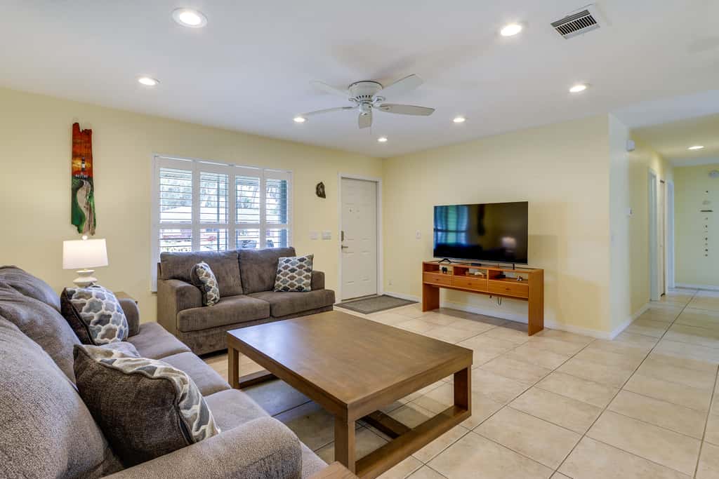 Screened Porch + Patio: Group Getaway in Palm Bay!