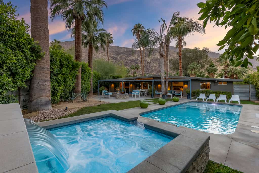 Mesa Mid-Century – Chic Poolside Escape