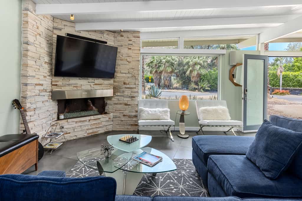 Mesa Mid-Century – Chic Poolside Escape