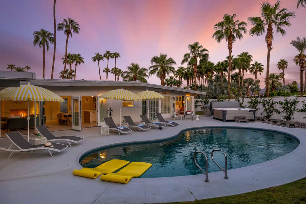 Mid Mod Sunsation – Palm Springs Oasis