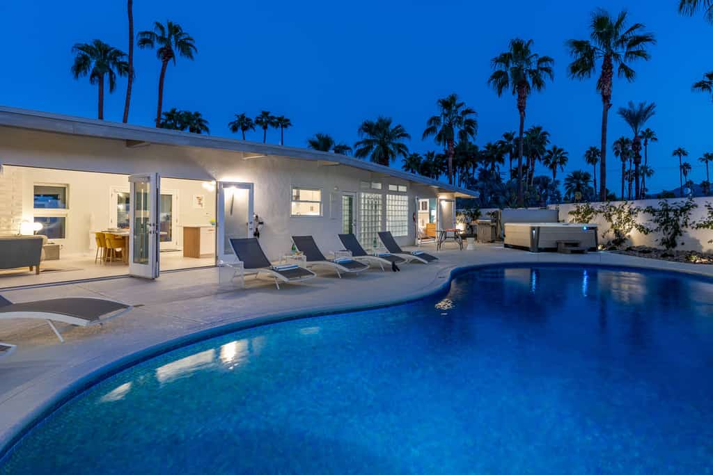 Mid Mod Sunsation – Palm Springs Oasis