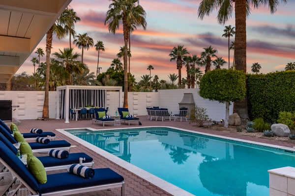 Blue Oasis - Resort Pool, Spa & Tiki Bar