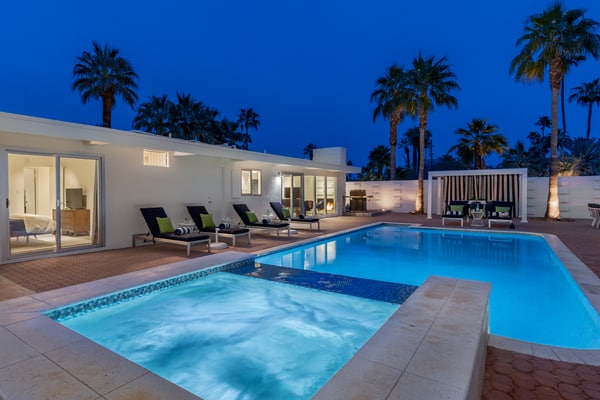 Blue Oasis - Resort Pool, Spa & Tiki Bar