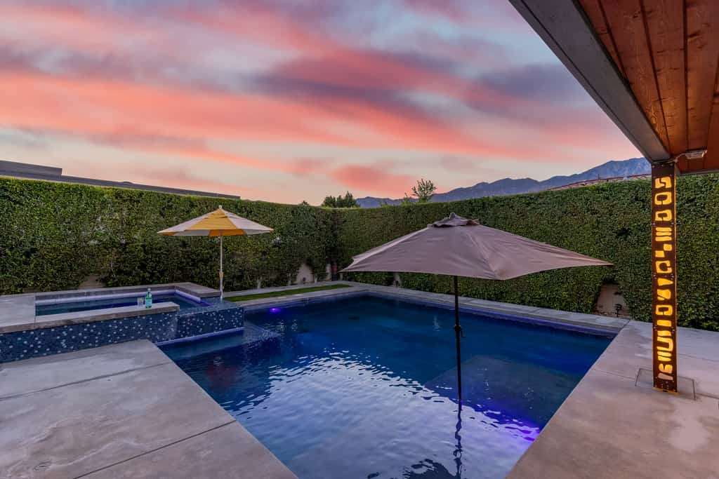 Veranda Aqua – Colorful Palm Springs Retreat
