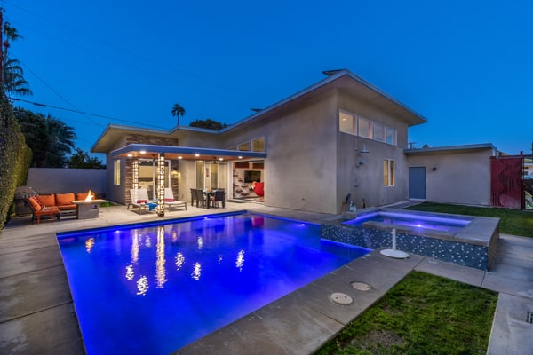 Veranda Aqua – Colorful Palm Springs Retreat