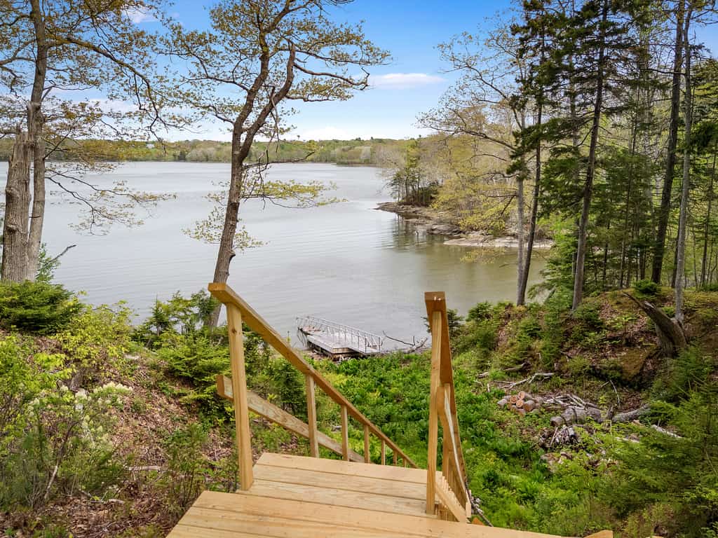 Settlers Cottage, cute Maine home with water views