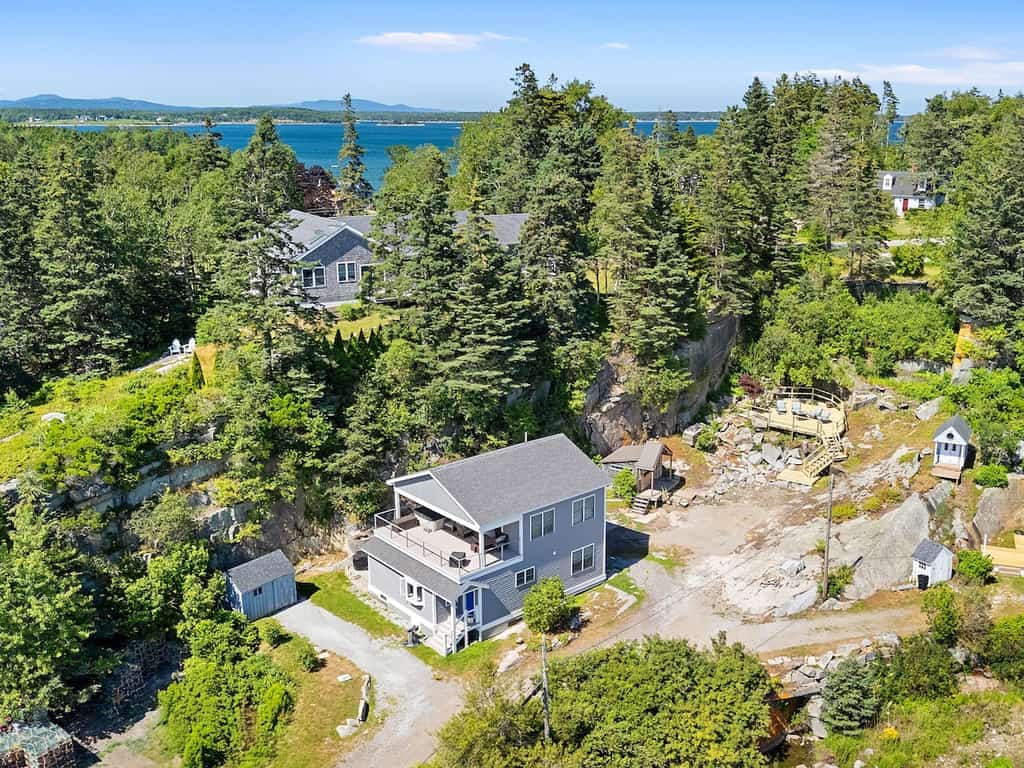Captain's Quarters, newly renovated home with hot