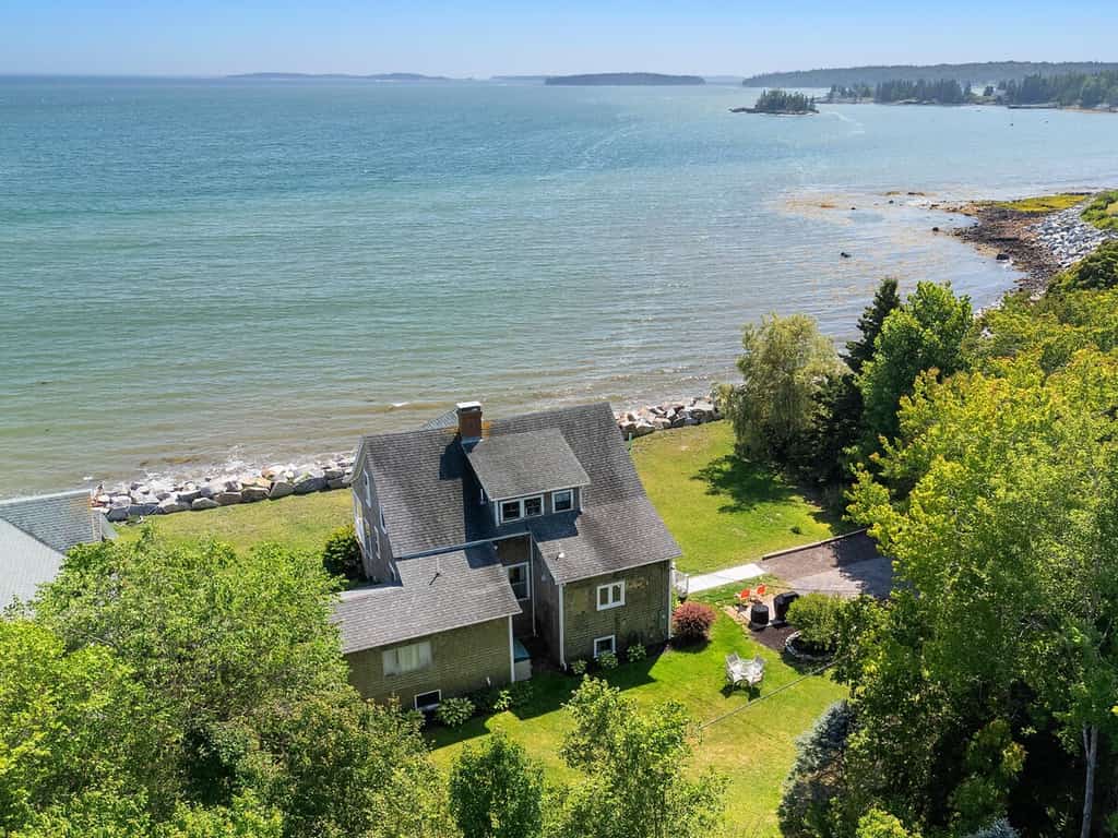 The Spruces, Crescent Beach waterfront 5-bedroom