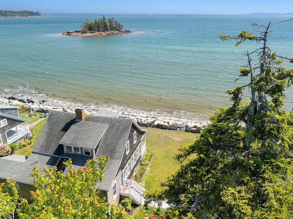 The Spruces, Crescent Beach waterfront 5-bedroom