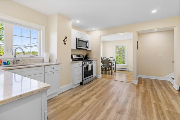 Puffins Perch, romantic waterfront Maine cottage