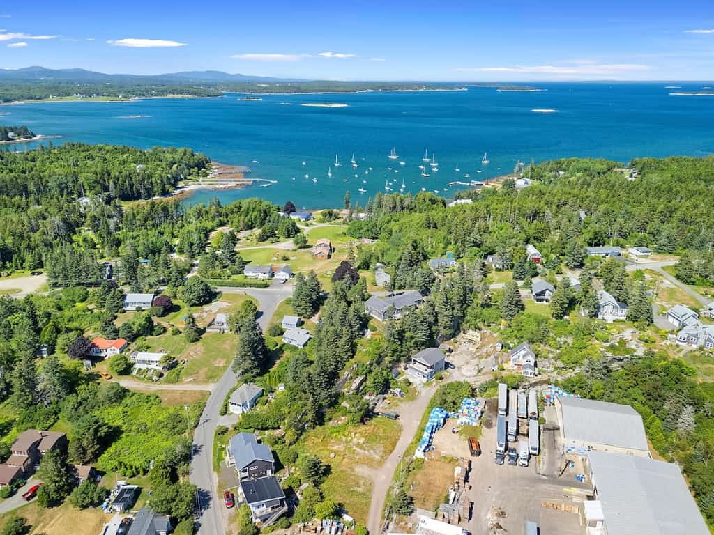 Quarry Village Compound; 4BR + Hot Tub on a workin
