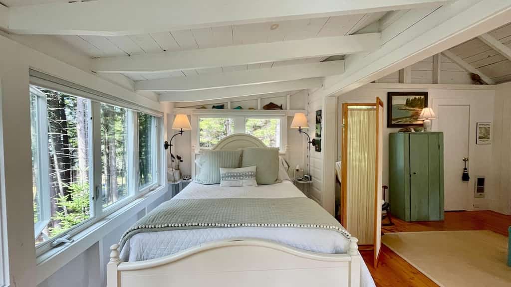 Whispering Spruces; Cozy Studio with Queen Bed & W