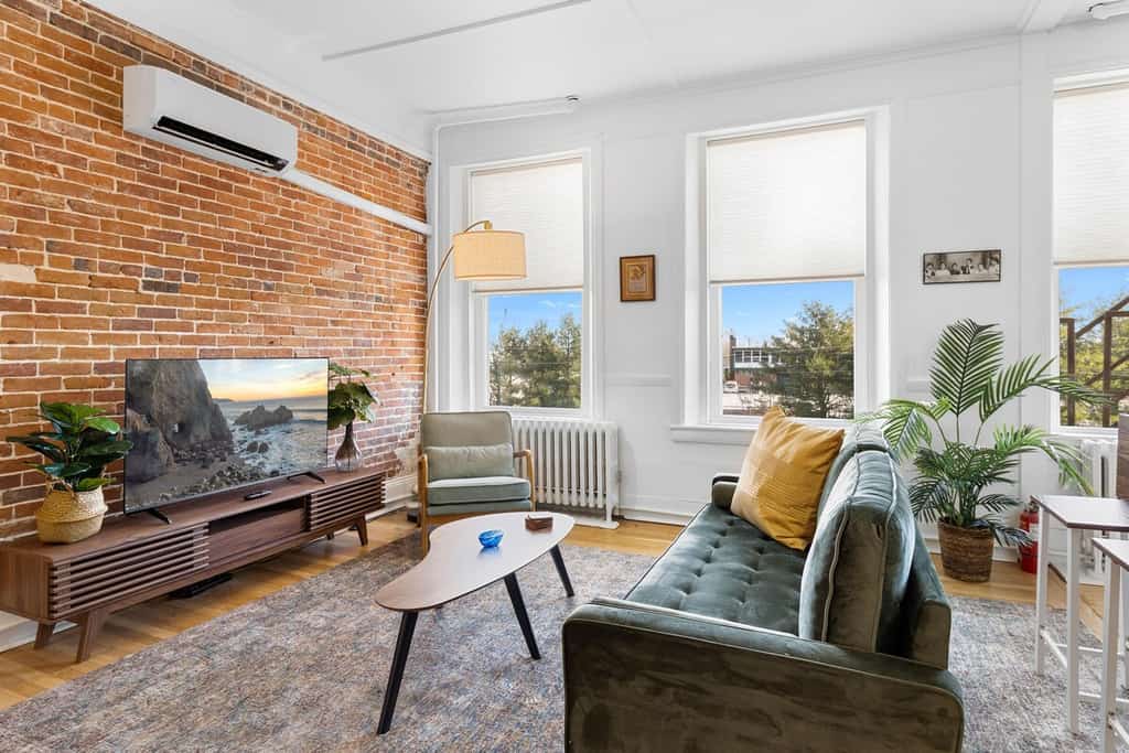 Kimball Apartment, Modern Studio on Main Street Ro