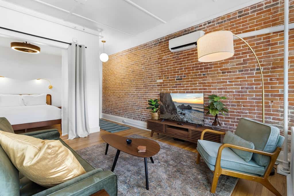 Kimball Apartment, Modern Studio on Main Street Ro
