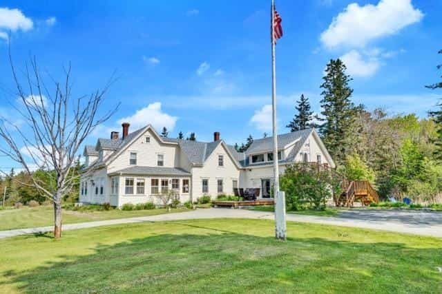 Spacious Seaside Farmhouse Retreat – Sleeps 16