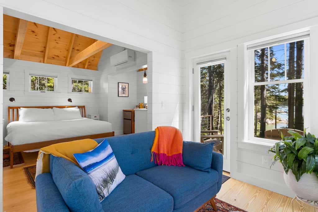 Lindquist Cottage | Waterfront Studio with King Be