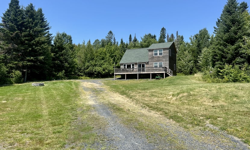 Moosehead State of Mind, 3BR Cabin with Mtn Views & Deck