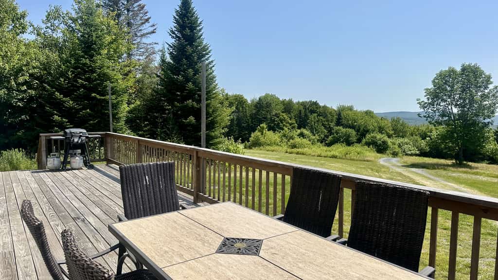 Moosehead State of Mind, 3BR Cabin with Mtn Views & Deck