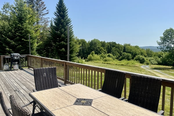 Moosehead State of Mind, 3BR Cabin with Mtn Views & Deck