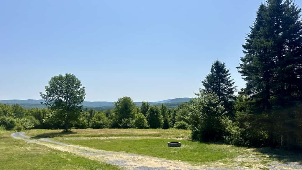 Moosehead State of Mind, 3BR Cabin with Mtn Views & Deck