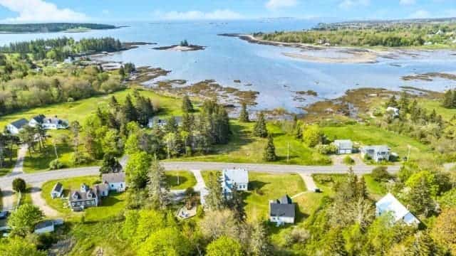 Seaside Farmhouse | Cozy Waterfront Getaway in Ten