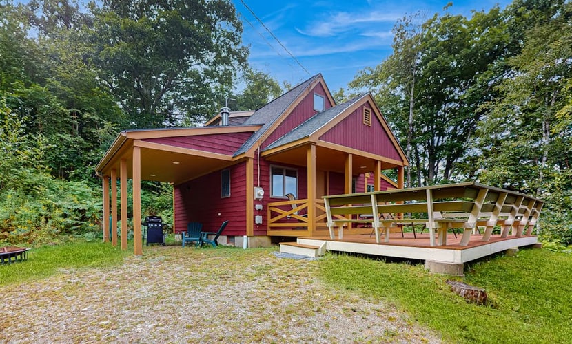 Beautiful hilltop home with deck & view of Penobscot Bay - near festivals & more