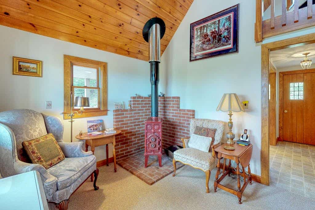 Beautiful hilltop home with deck & view of Penobscot Bay - near festivals & more