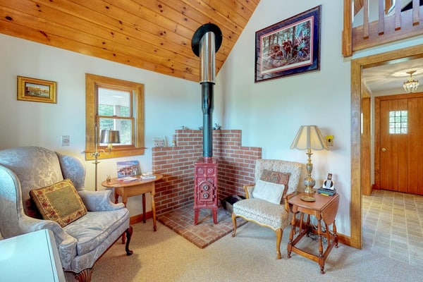 Beautiful hilltop home with deck & view of Penobscot Bay - near festivals & more
