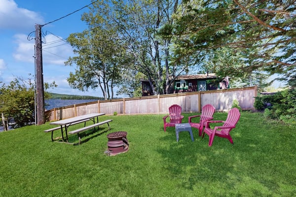 Lakefront cottage with full kitchen, firepit, gas grill, Wifi, a/c