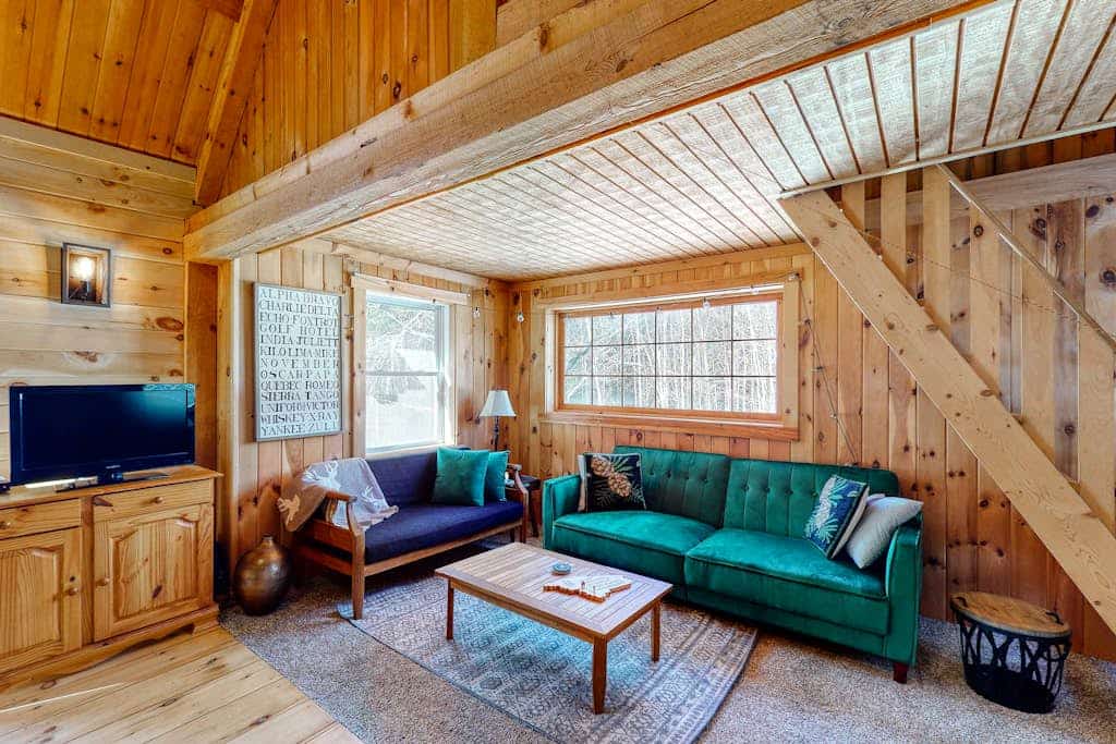 Cozy woodsy Cabin w/ a Deck, Firepit, Gas Grill, Free WiFi, & Full Kitchen