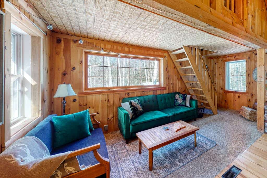 Cozy woodsy Cabin w/ a Deck, Firepit, Gas Grill, Free WiFi, & Full Kitchen