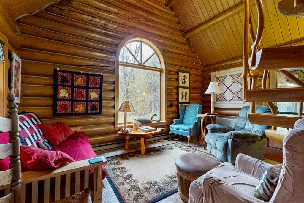 Charming log cabin on 50 acres w/ Kayaks, Row boat, Firepit, Skiing and more