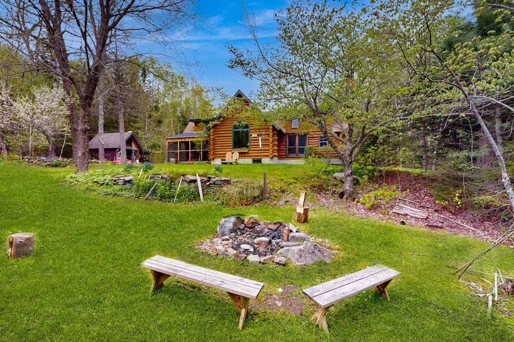 Charming log cabin on 50 acres w/ Kayaks, Row boat, Firepit, Skiing and more