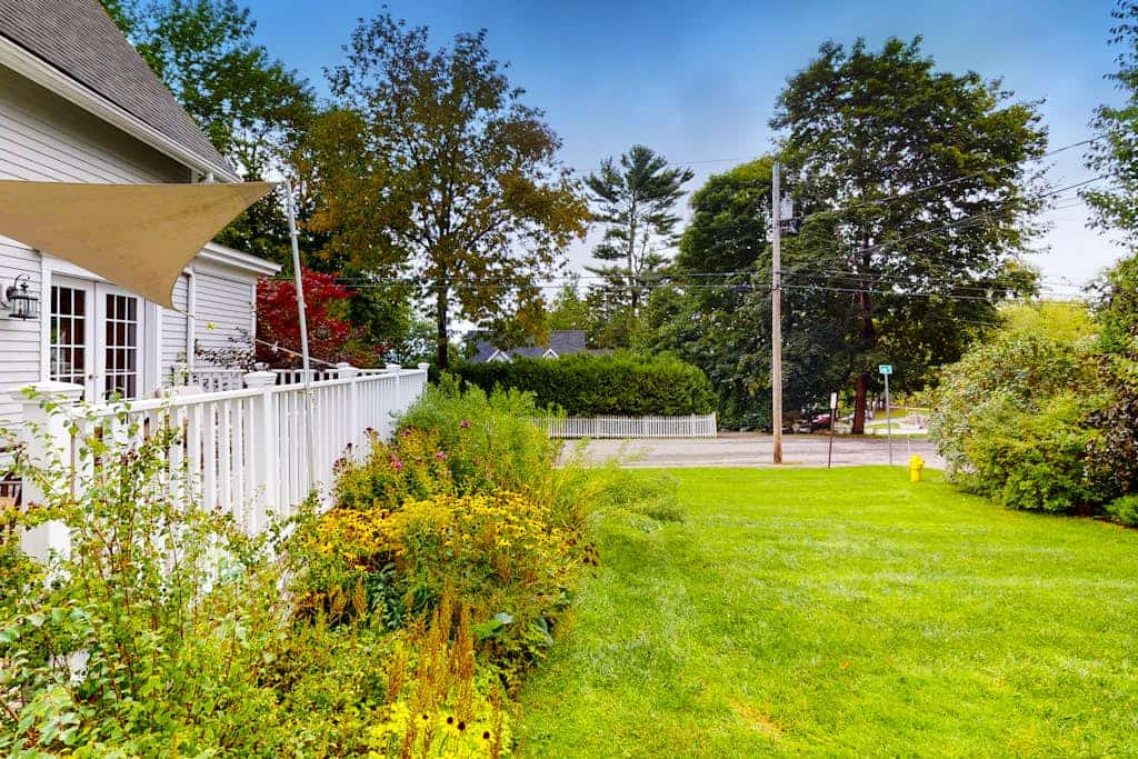 Gorgeous, walkable home with water view, deck & washer/dryer - snowbird-friendly