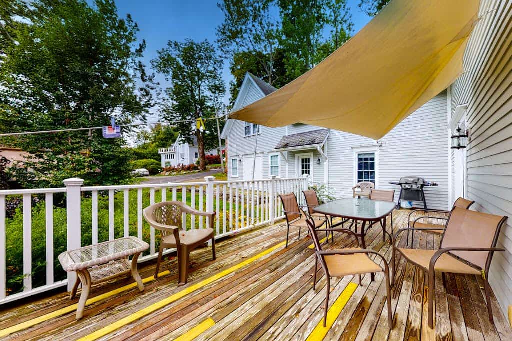 Gorgeous, walkable home with water view, deck & washer/dryer - snowbird-friendly