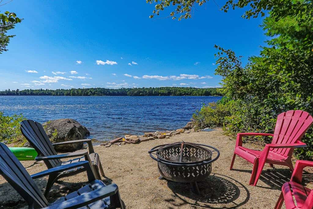 Quiet lakefront cottage with a firepit, private beach, & two kayaks