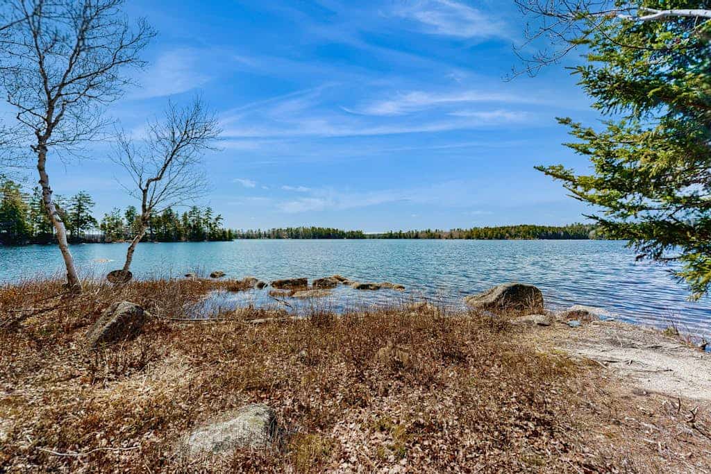 Quiet lakefront cottage with a firepit, private beach, & two kayaks