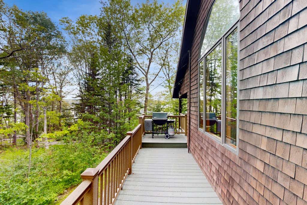River view home w/ lovely deck, views & fireplace