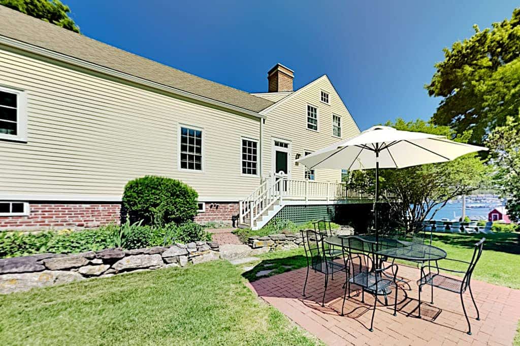 Boothbay Lookout- All-suite Boothbay Harbor home with deck, ocean views, and fireplaces