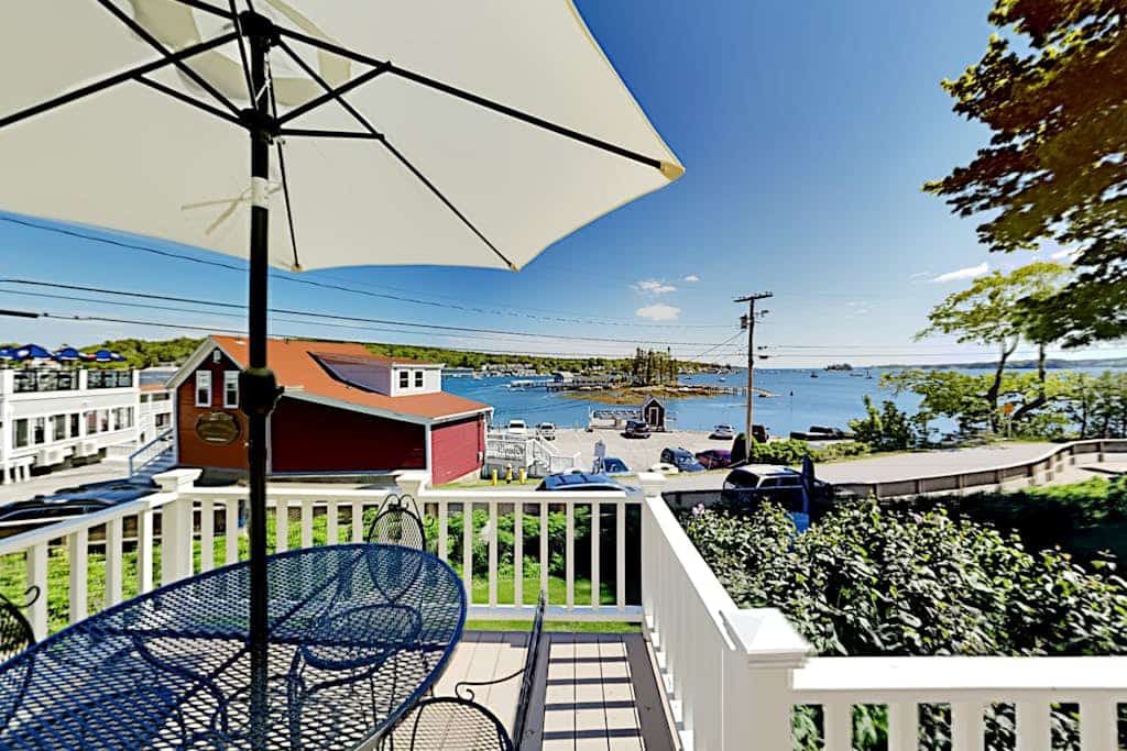 Boothbay Lookout- All-suite Boothbay Harbor home with deck, ocean views, and fireplaces