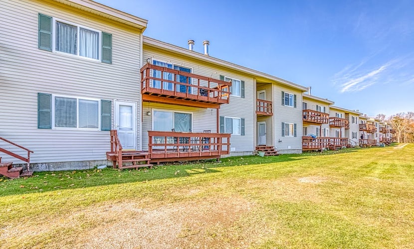 Lakefront condo on the golf course w/ sweeping views & beach access