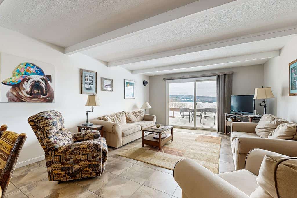 Lakefront condo on the golf course w/ sweeping views & beach access