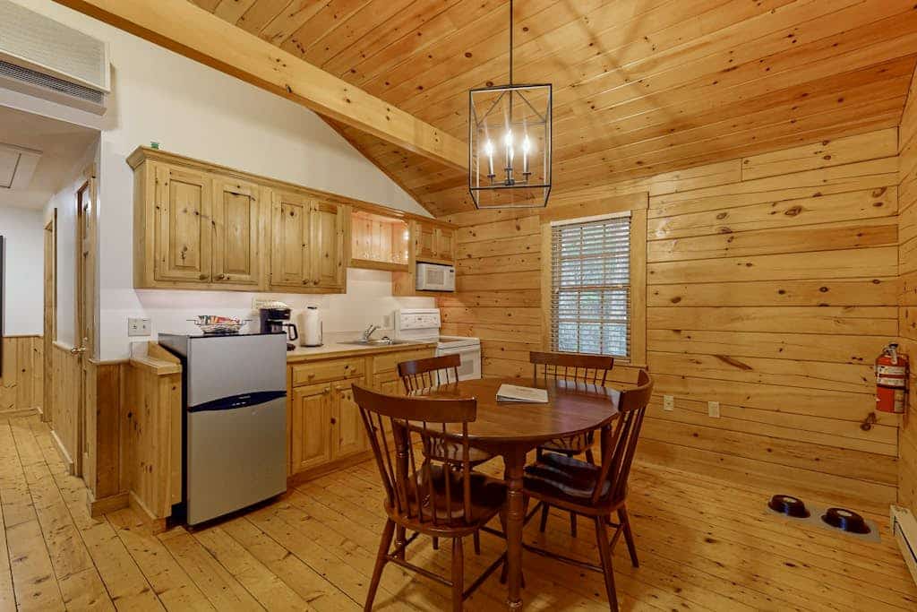 Charming cabin getaway with firepit, kitchen, WiFi & nature at your door