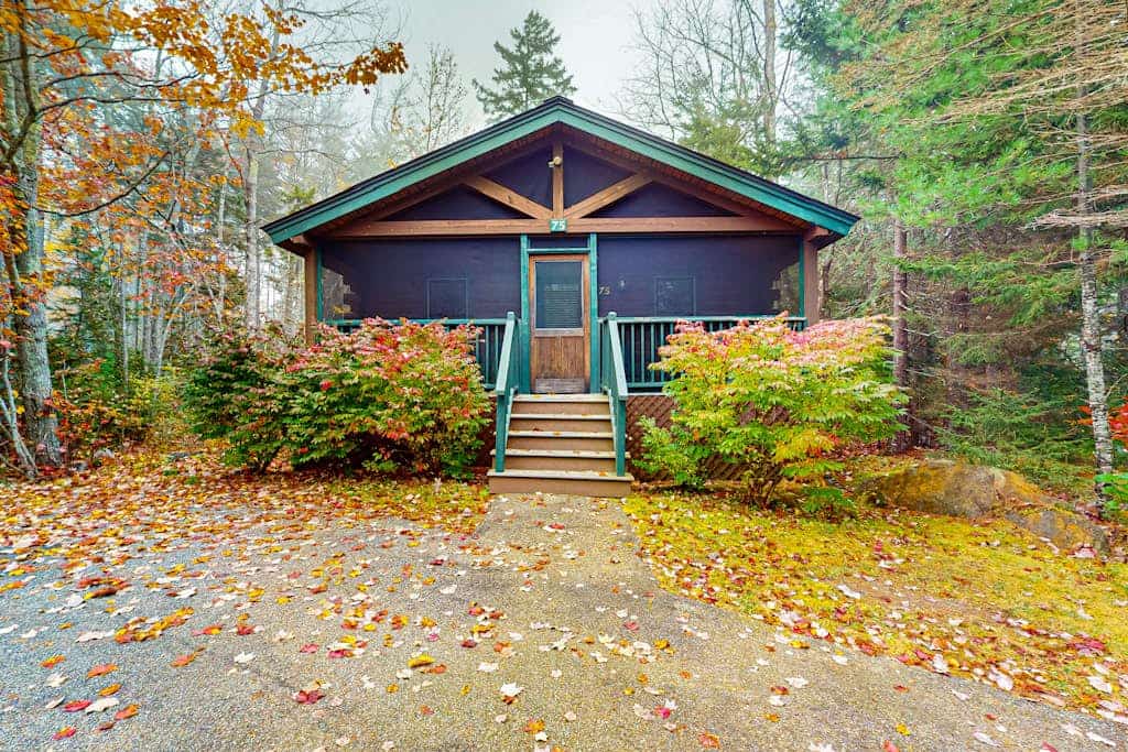 Charming cabin getaway with firepit, kitchen, WiFi & nature at your door